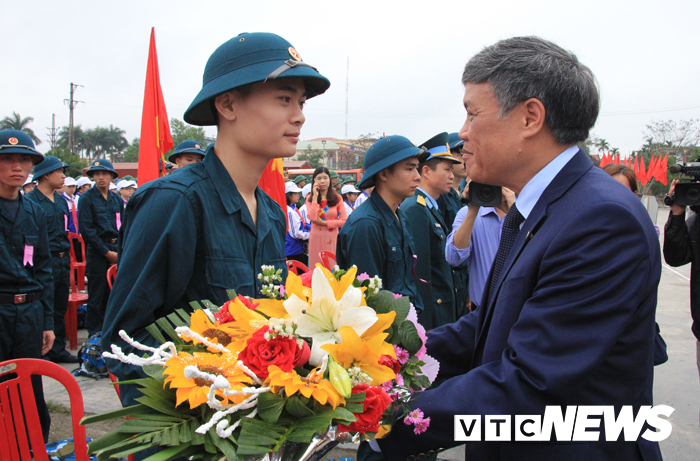 anh thieu nu khoc ngat trong ngay tien tan binh len duong nhap ngu