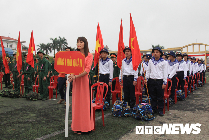 anh thieu nu khoc ngat trong ngay tien tan binh len duong nhap ngu