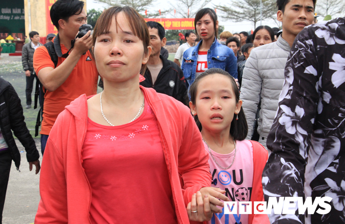 anh thieu nu khoc ngat trong ngay tien tan binh len duong nhap ngu