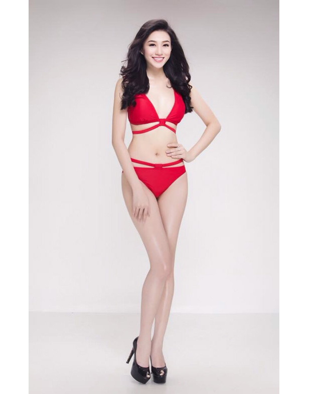 do vai giay khi gap kieu nu vbiz mac bikini ruc ro