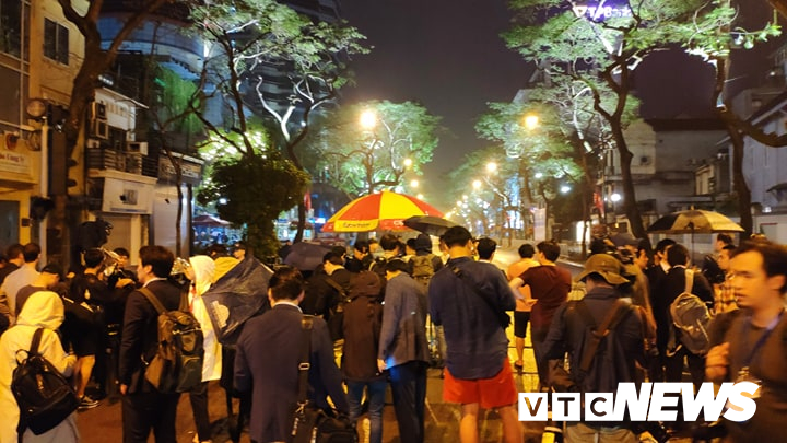 anh doan trieu tien hop bao giua dem hang tram phong vien doi mua cho ngoai cong khach san