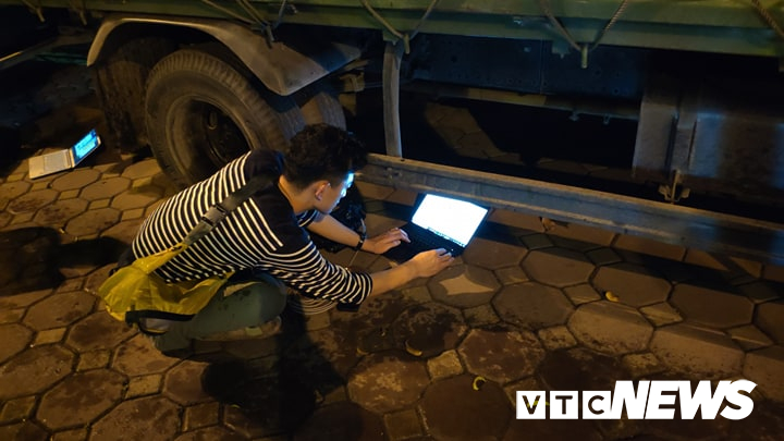 anh doan trieu tien hop bao giua dem hang tram phong vien doi mua cho ngoai cong khach san