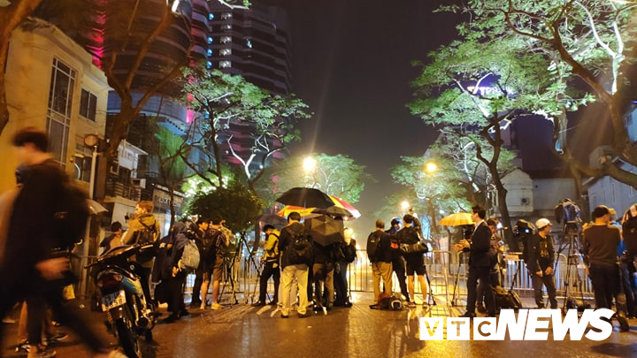 anh doan trieu tien hop bao giua dem hang tram phong vien doi mua cho ngoai cong khach san