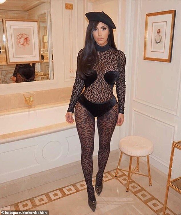 kim kardashian mac xuyen thau khoe dang dong ho cat o paris