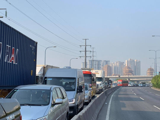 kinh hai nhieu cuon thep khung tu xe dau keo vang xuong xa lo ha noi