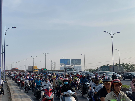 kinh hai nhieu cuon thep khung tu xe dau keo vang xuong xa lo ha noi