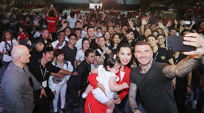 ve nong bong cua nguoi dep be con di gap david beckham o sai gon