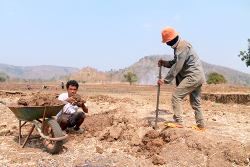 nguoi dan gia lai vat lon voi nang han