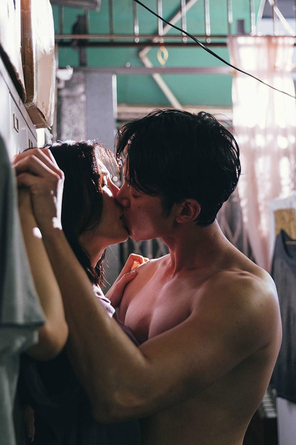 ngoc nu man anh mot thoi gay soc voi vai dien khoa than mua cot