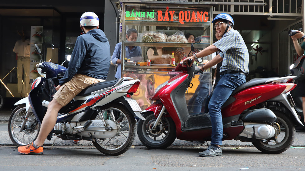 banh mi bay quang 60 nam khong doi vi pa te an bao ghien