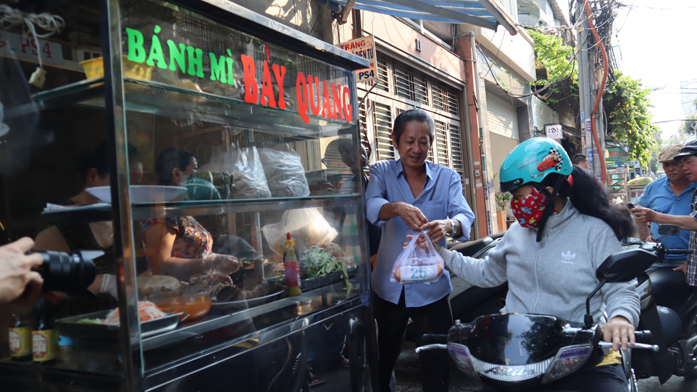 banh mi bay quang 60 nam khong doi vi pa te an bao ghien