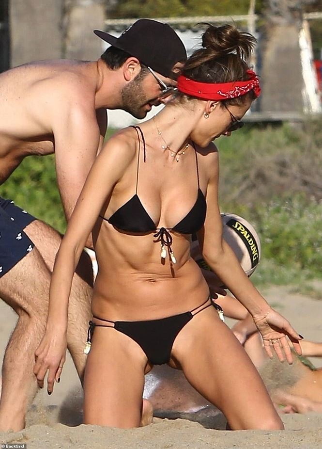 alessandra ambrosio dien bikini sieu nho choi bong chuyen tren bai bien