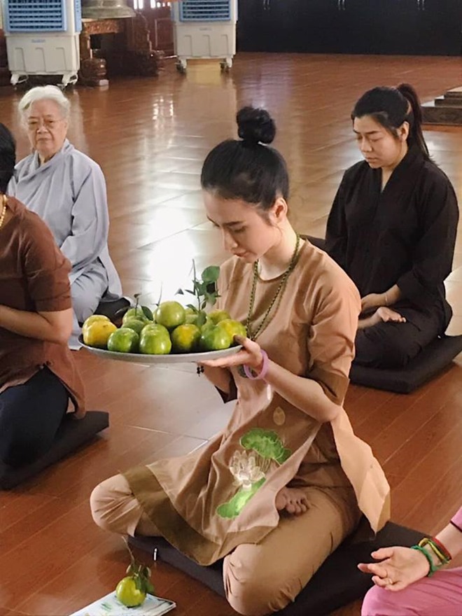 cuoc song gian di kho tin cua angela phuong trinh sau qua khu khoe than on ao tinh ai