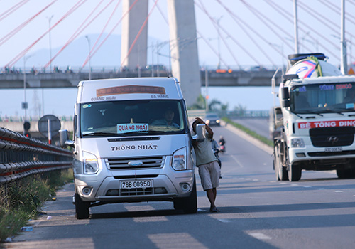 xe du do giua long duong bat khach o da nang