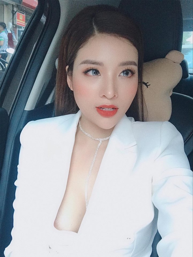 dien noi y qua sexy elly tran bi hieu nham co 3 nguc vu ngoc anh nghi lo diem nhay cam