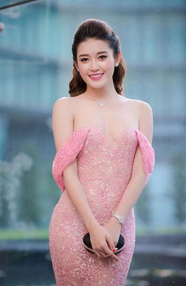 dien noi y qua sexy elly tran bi hieu nham co 3 nguc vu ngoc anh nghi lo diem nhay cam