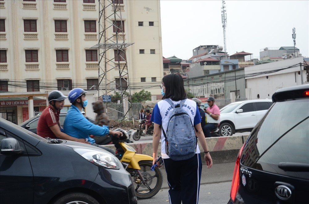 ha noi thot tim canh nguoi dan qua duong o pham van dong