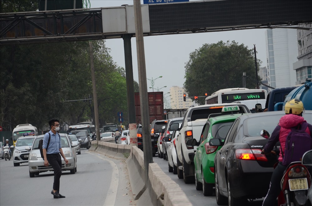 ha noi thot tim canh nguoi dan qua duong o pham van dong