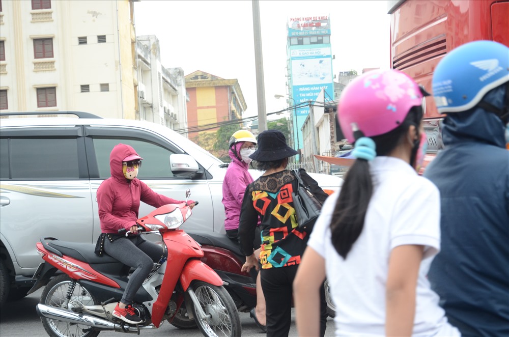 ha noi thot tim canh nguoi dan qua duong o pham van dong