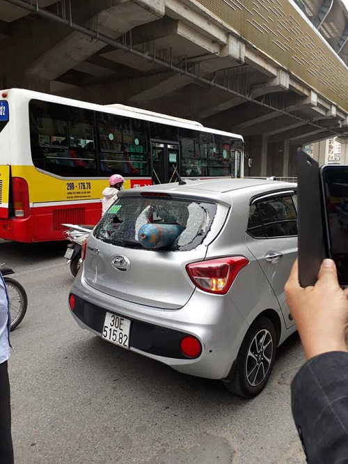 ha noi binh gas roi trung o to dang chay