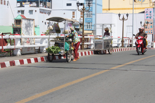 nhoc nhan muu sinh duoi cai nang nhu do lua