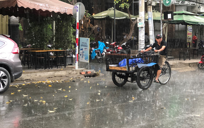 nguoi sai gon trua nay khong kip mac ao mua boi con mua giai nhiet bat ngo