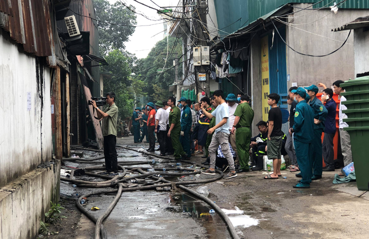 chay nha xuong o ha noi 8 nguoi chet