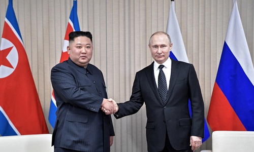 phong thai tu tin cua kim jong un trong cuoc gap putin