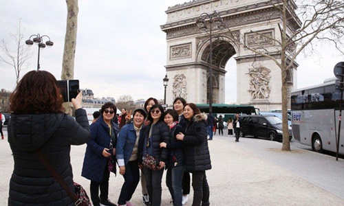 trung quoc canh bao cong dan ve my nhan moc tui tai paris