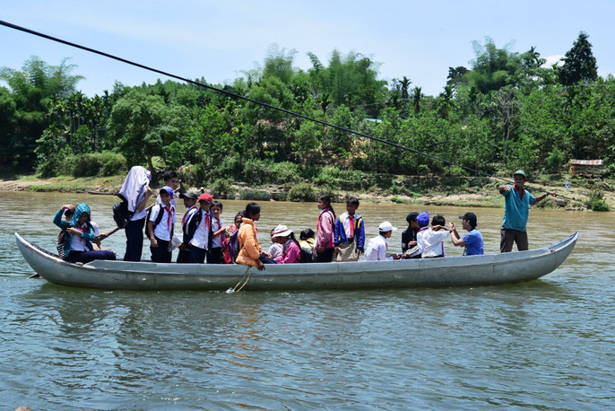 thuong canh hoc sinh den truong phai boi song keo be