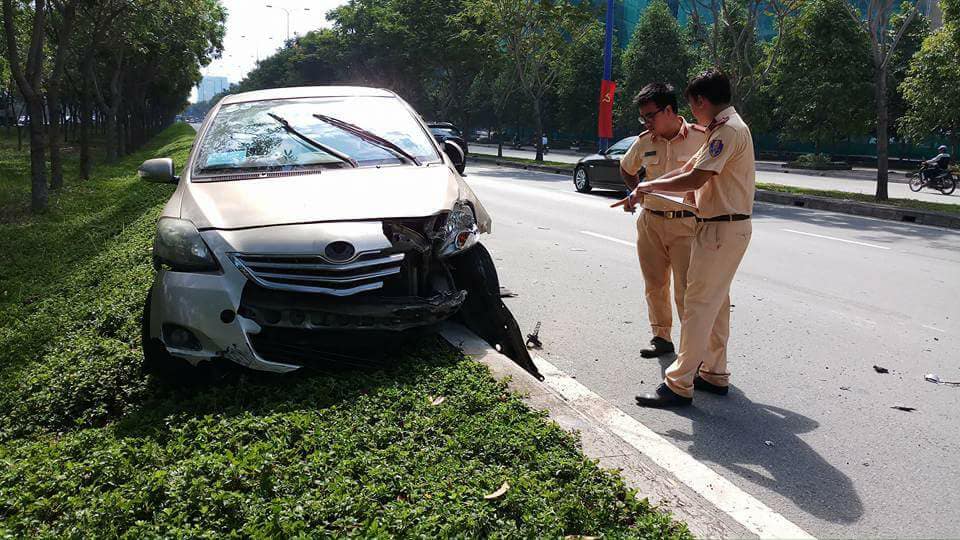 xe cuu hoa tong xe taxi vang len le duong