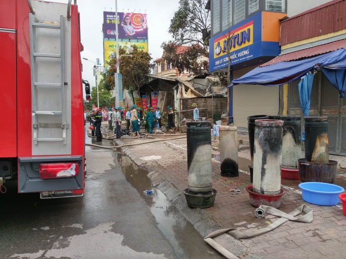 lua boc ngun ngut thieu rui biet thu o chan cau vinh tuy ha noi