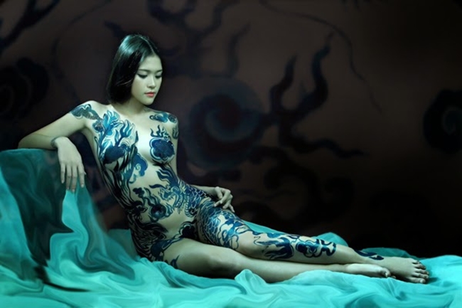 ban gai cuong do la le kieu nhu san sang nude ve body painting