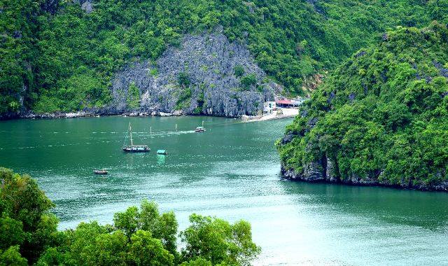 chuyen di kinh di cua khach tay tren du thuyen ha long dau la su that