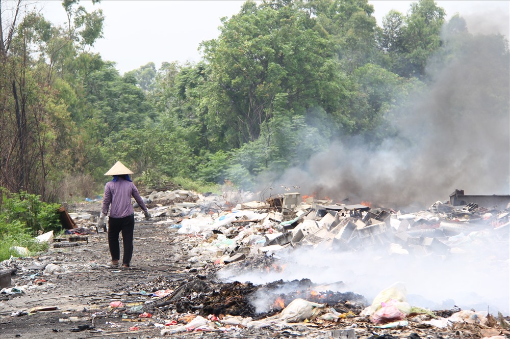 bac ninh hang tan rac thai day dien thiet bi dien tu do ra bai rac moi ngay