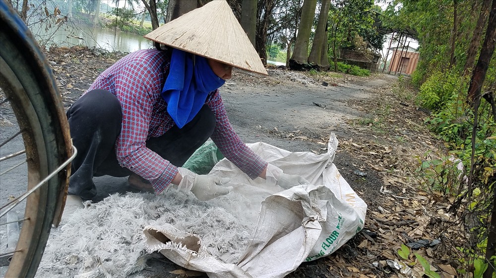 bac ninh hang tan rac thai day dien thiet bi dien tu do ra bai rac moi ngay