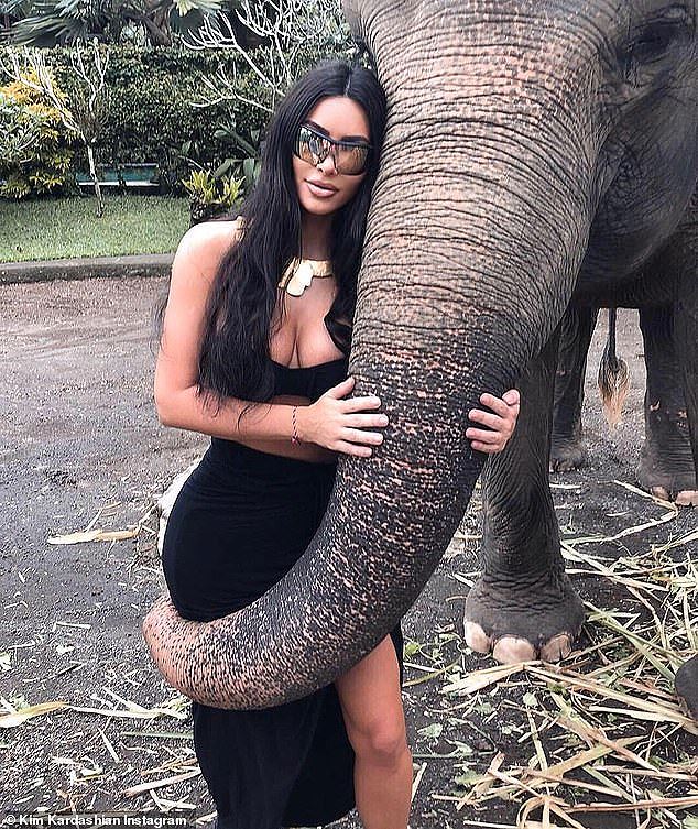 kim kardashian di cuoi voi cung khong quen khoe vong mot khung