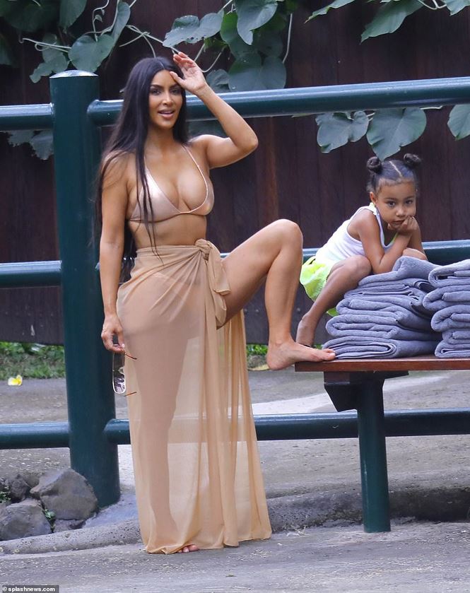 kim kardashian di cuoi voi cung khong quen khoe vong mot khung