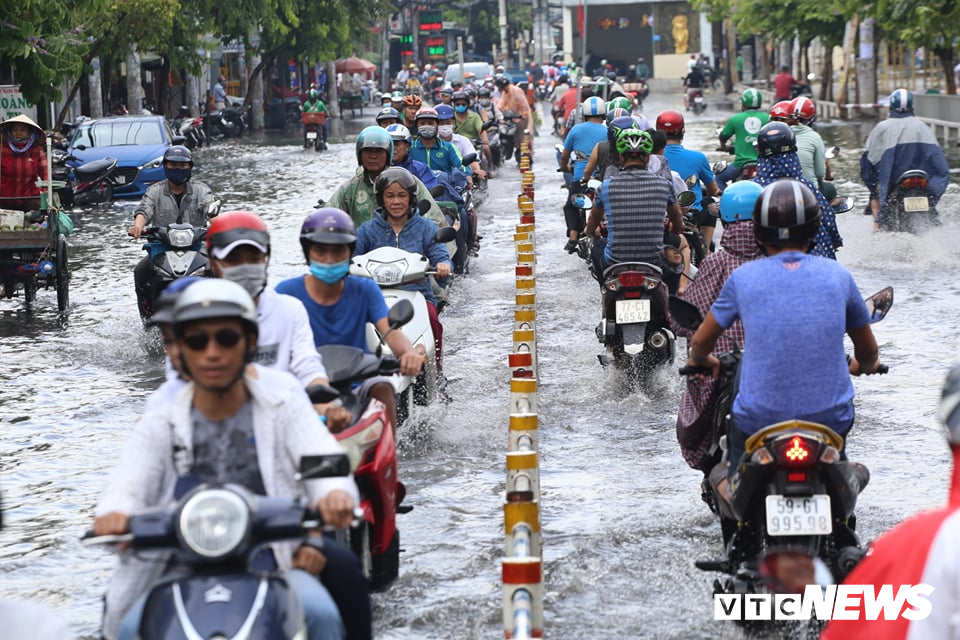 anh mua trang troi dan tphcm bi bom loi nuoc ve nha