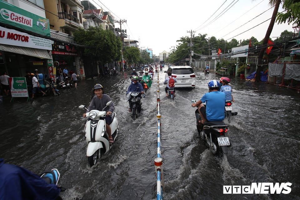 anh mua trang troi dan tphcm bi bom loi nuoc ve nha