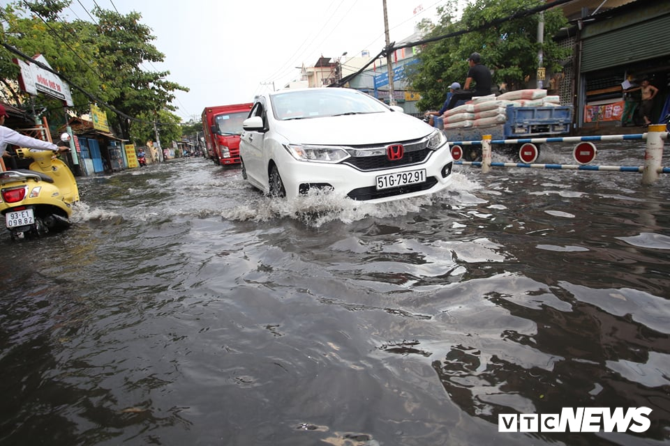 anh mua trang troi dan tphcm bi bom loi nuoc ve nha