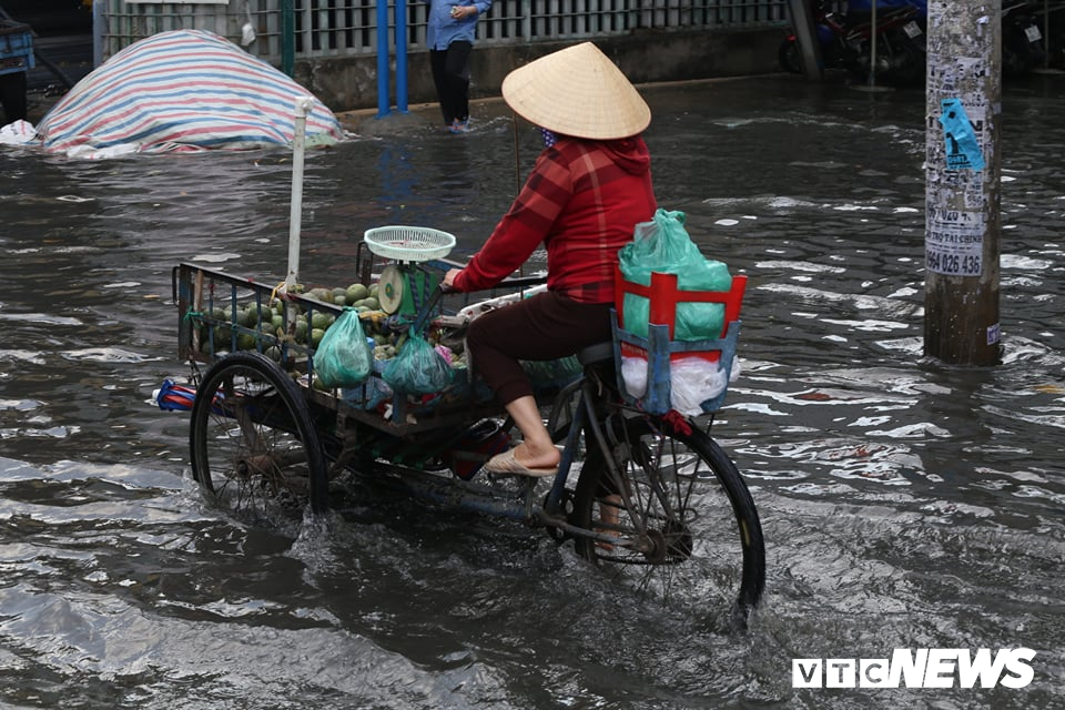 anh mua trang troi dan tphcm bi bom loi nuoc ve nha