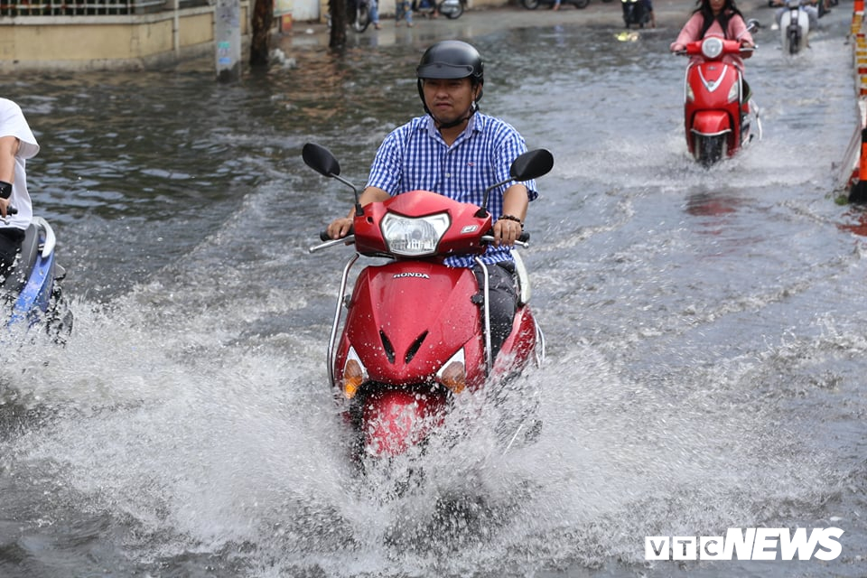 anh mua trang troi dan tphcm bi bom loi nuoc ve nha