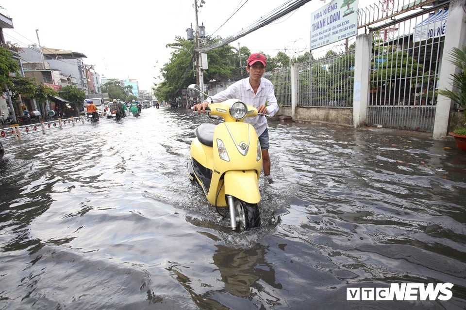 anh mua trang troi dan tphcm bi bom loi nuoc ve nha