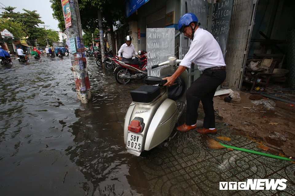 anh mua trang troi dan tphcm bi bom loi nuoc ve nha