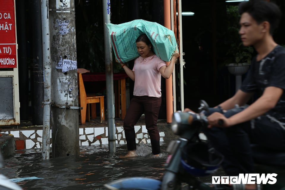 anh mua trang troi dan tphcm bi bom loi nuoc ve nha