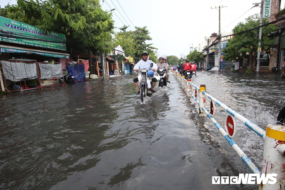 anh mua trang troi dan tphcm bi bom loi nuoc ve nha