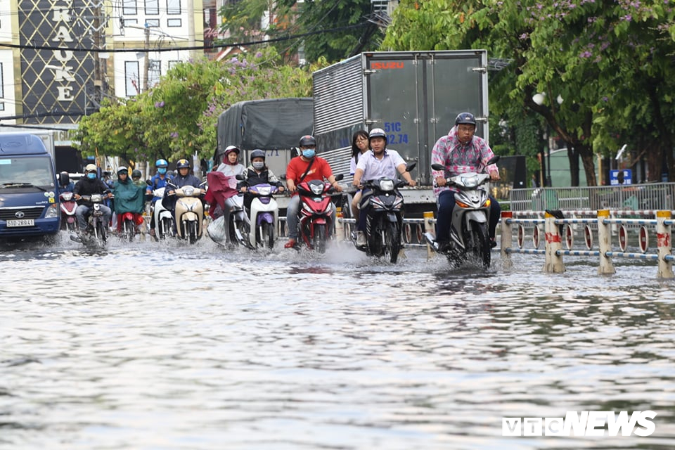 anh mua trang troi dan tphcm bi bom loi nuoc ve nha