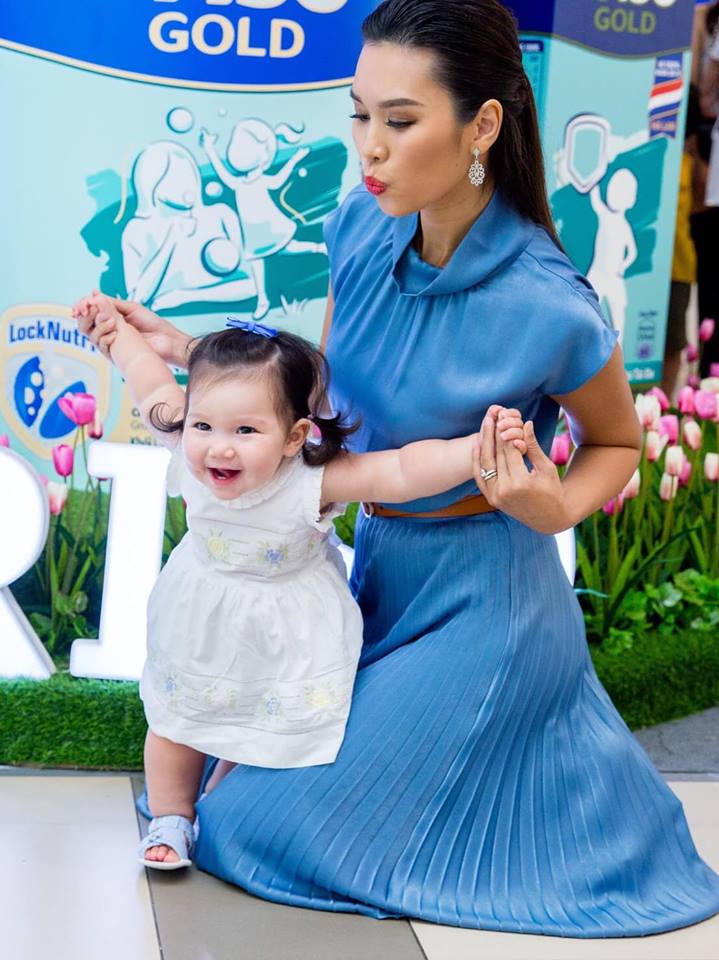 Những bà mẹ quyến rũ bậc nhất showbiz khiến gái trẻ phát hờn là ai? nhung ba me quyen ru bac nhat showbiz khien gai tre phat hon la ai