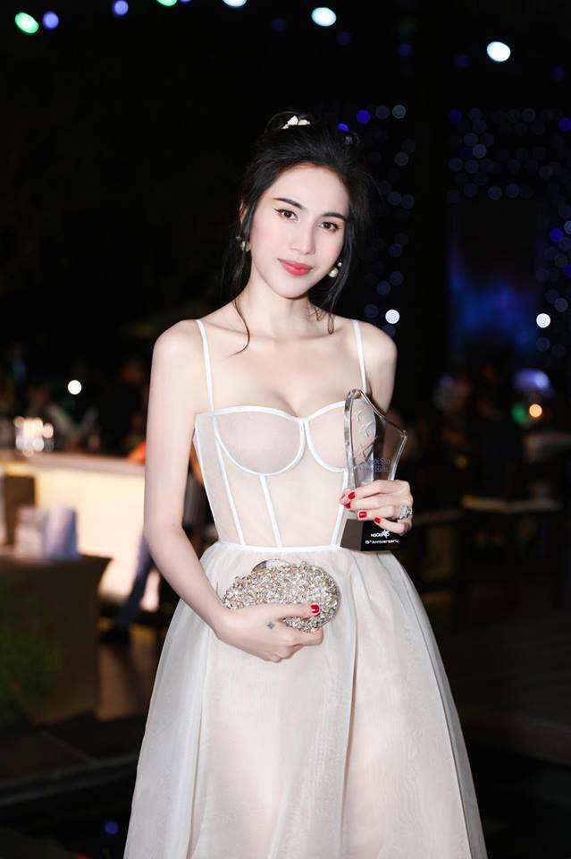 Những bà mẹ quyến rũ bậc nhất showbiz khiến gái trẻ phát hờn là ai? nhung ba me quyen ru bac nhat showbiz khien gai tre phat hon la ai